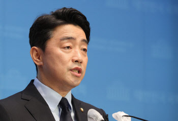 `97` 강훈식, 전대 출마 선언 "기본과 상식 쓸모 있는 정치할 것"[전문]