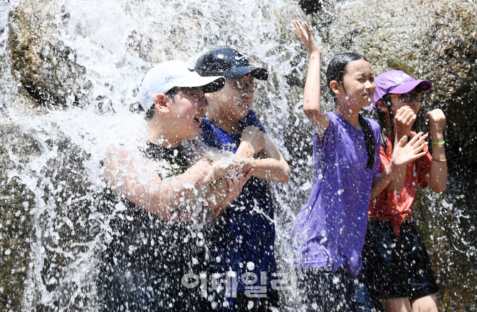 [포토]차가운 계곡물에 숨이 탁!