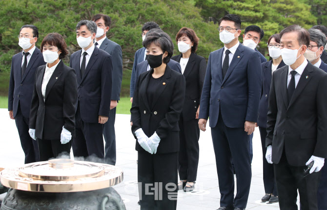 [포토]박순애 사회 부총리, 현충원 참배