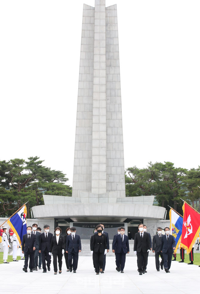 [포토]박순애 사회부총리, 분향 마치고 이동