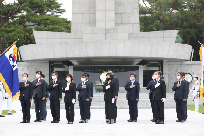 [포토]박순애 사회부총리, 국기에 대한 경례