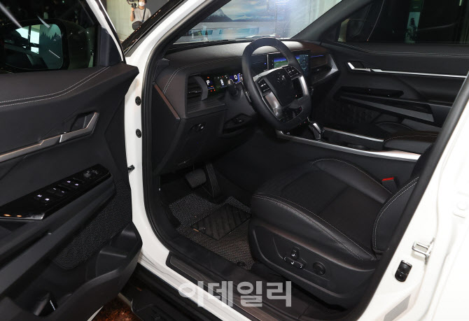 [포토]쌍용자동차 토레스의 운전석