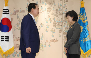 "尹정부가 文정부보다 낫다? 지금은 모르겠다"...국힘 대변인 토로