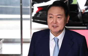 "전 정권 장관은?" 尹발언 후폭풍…野"자기 디스" 與"내로남불"