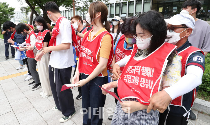 [포토]연세대 재학생들이 청소경비노동자들의 투쟁 함께한다