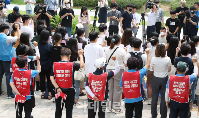 [포토]재학생들 뒤에서 구호 외치는 노동자들