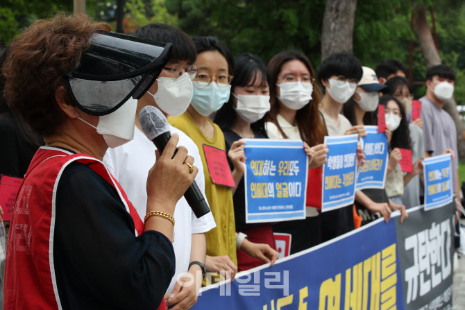 [포토]연대 청소경비노동자, 투쟁 함께하는 재학생들