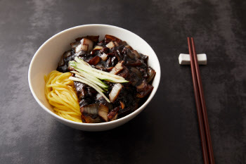 올 상반기 가장 많이 오른 외식 메뉴는 '자장면'…왜?