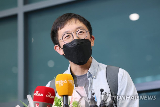 '수학계 노벨상' 탄 허준이 금의환향.."한국 수학계 발전 역할"