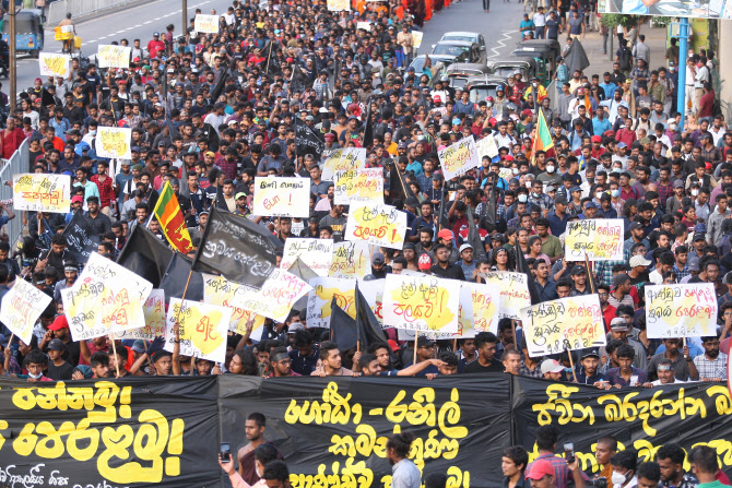 '국가부도 사태' 스리랑카, 반정부 시위 맞서 통행금지령 발동