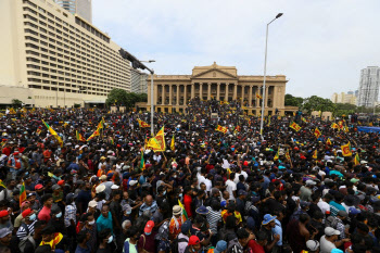 '국가부도' 스리랑카 대통령, 반정부 시위에 전격 사임