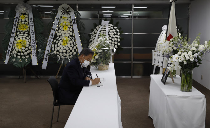 [포토]아베 전 총리 분향소 찾은 박진 장관
