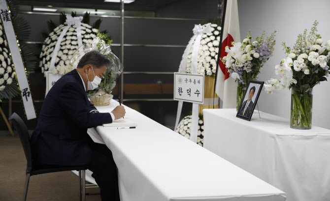 [포토]박진, 아베 분향소 조문…"일본 정치사에 큰 족적"