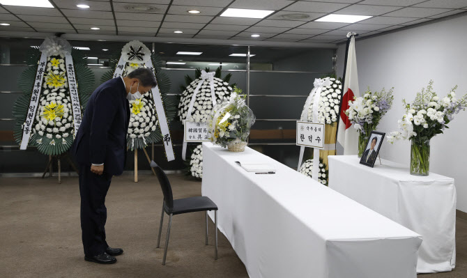 [포토]아베 신조 전 日 총리 조문하는 박진 외교부 장관