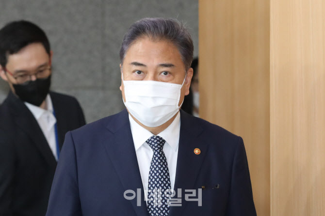 [포토]내신 기자 브리핑 참석하는 박진 장관