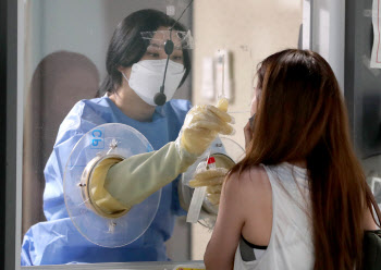 확진 3만 7360명, 62일만 최다…정부, 내일 대응방안 발표(종합)