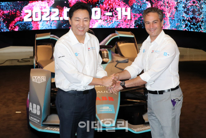 [포토]경주카 GEN2 앞에서 기념촬영하는 오세훈 시장-제이미 리글 포뮬러E CEO