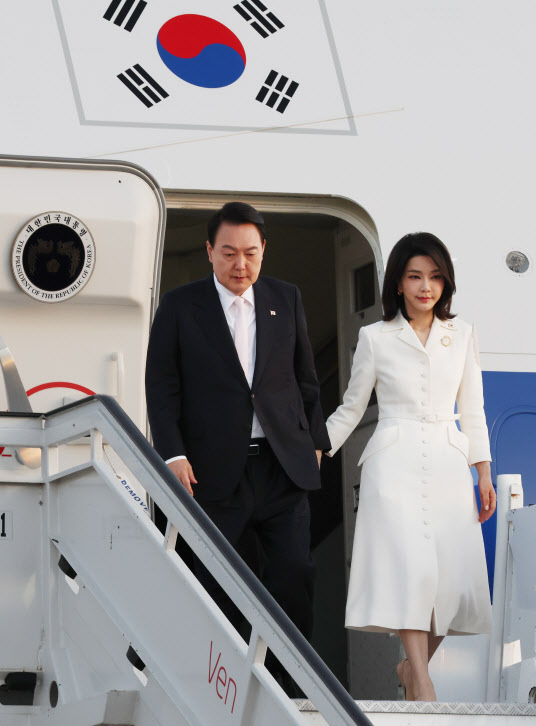 김건희 여사, `팬클럽 회장` 강신업 변호사 발언에 "내 의사와 무관"