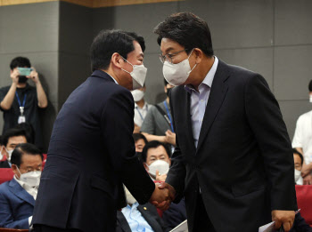 與 이준석 사태 일단 봉합…당협長 선정부터 최고위 구성`착착`