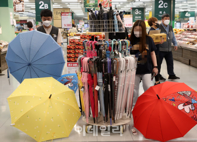 [포토] 장마철 우산 구입하는 소비자