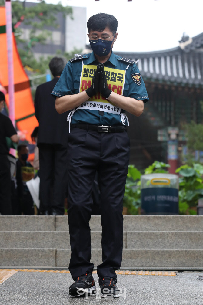 [포토]'경찰국 반대' 삼보일배하는 경찰