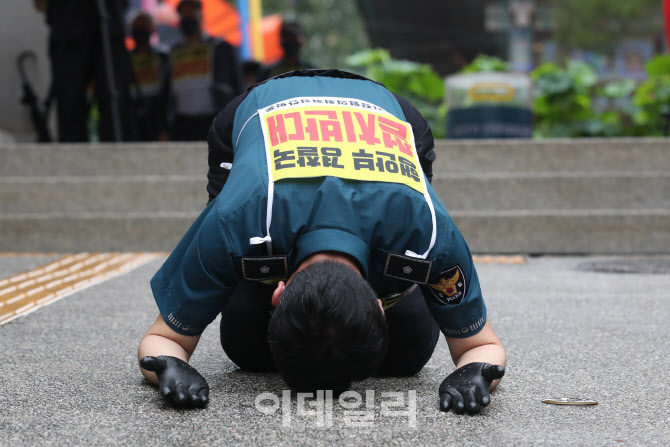 [포토]'행안부의 경찰국 설치 반대' 삼보일배하는 경찰