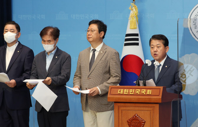 野 김병기 “탈북어민 북송, 흉악범에 자유 줄 한가한 나라인가”