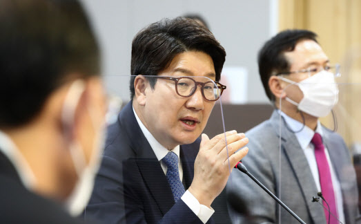 여권 '원톱' 권성동 "욕심꾸러기로 몰아가…당권 염두 아냐"