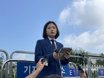 박지현, 당대표 출마 "돌 맞더라도 앞장 설 것…이재명 쉬어야"(종합)