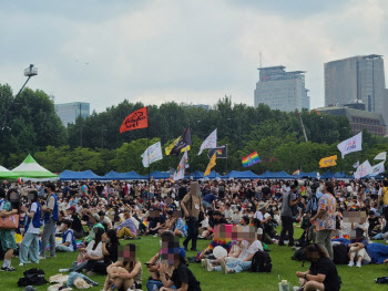 "성 소수자도 사람" 무지개로 덮인 퀴어축제…인근에선 "동성애 반대"