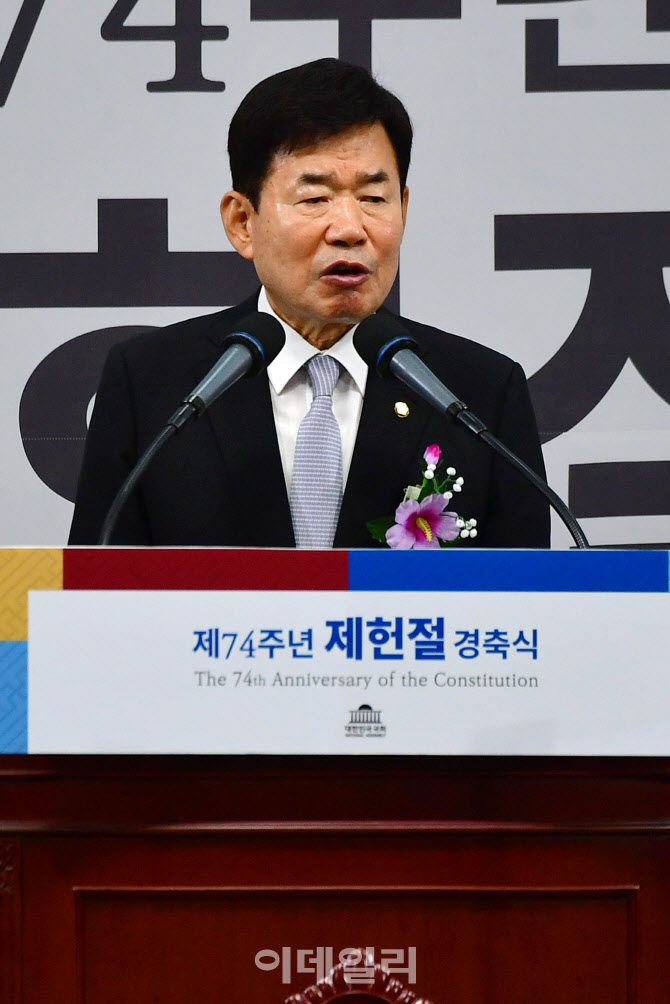 [포토]제헌절 기념식, '경축사하는 김진표'