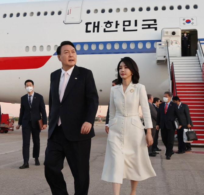 "尹대통령실, 부부운영 기업?…사돈에 팔촌 다 끌고 나와"