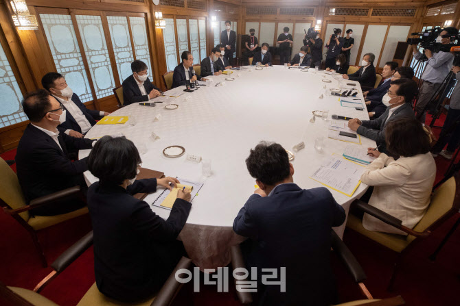[속보]당정 "코로나 30만명 대비 병상·치료제 추가 확보"
