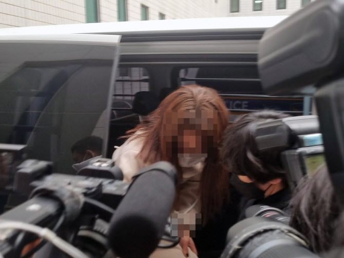 檢, '9호선 휴대폰 폭행' 20대女 징역 1년 불복…쌍방 항소