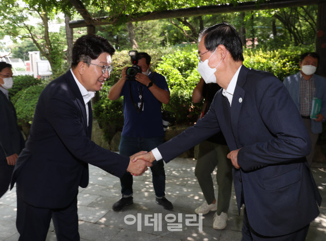 당정 "4억원↓ 주택, 고정금리 전환"…'과학방역' 재확인(종합)