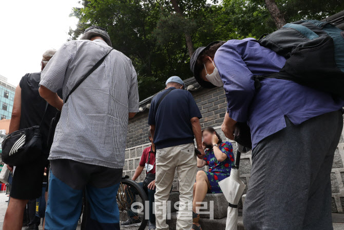 [포토]점심식사 기다리다 지쳐