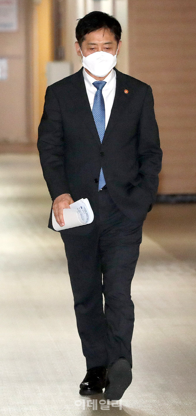 [포토]기자실 향하는 김주현 금융위원장