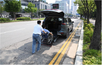 상암서 장애인 위한 자율차 첫 선…"교통약자와 동행"