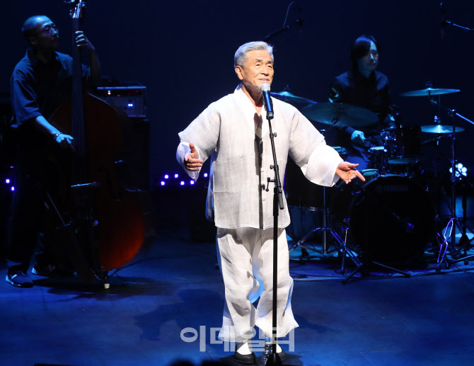 [포토] 장사익, 쿼드 대학로극장 개관 축하공연