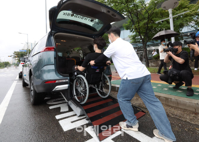 [포토]휠체어 이용가능한 자율차 '전국최초 공개'