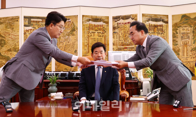 [포토]여야, '54일만에 원 구성 마무리'