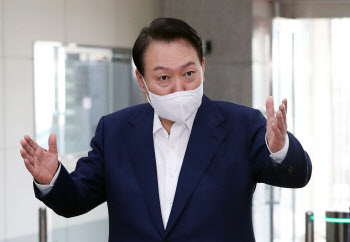 '尹 징계 취소소송' 재판, 10월로 재차 연기…법무부 요청