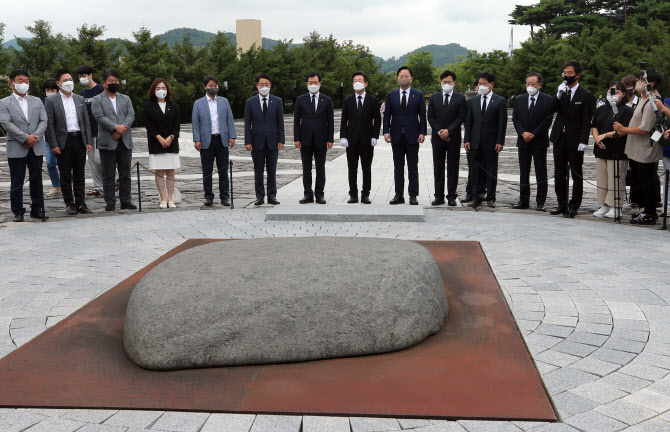 '당대표 출마' 이재명, 노무현 前대통령 묘역 참배