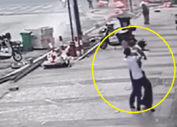 (영상)건물 6층서 떨어진 2살…행인이 두 팔 벌려 받았다