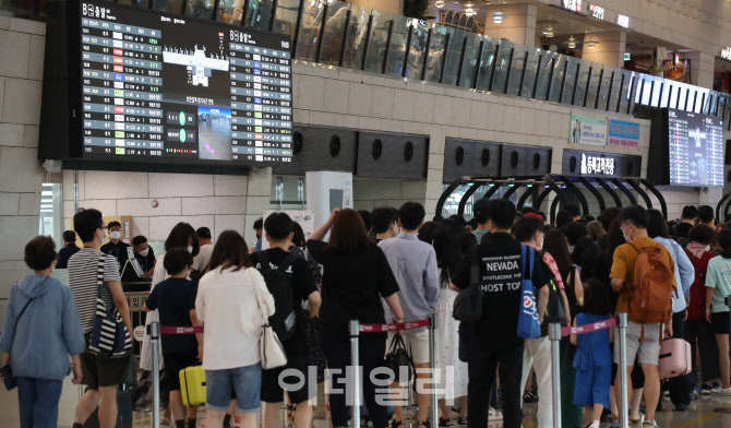 [포토]본격 휴가철 피서객들로 북적이는 공항