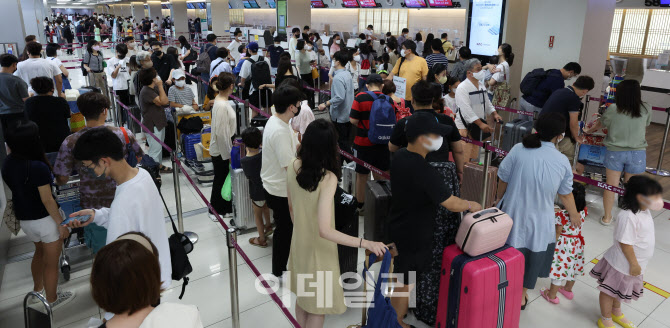 [포토]여행객들로 북적이는 김포공항 국내선