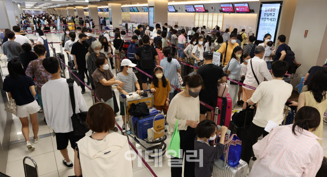 [포토]김포공항 국내선, 여행객들로 북적