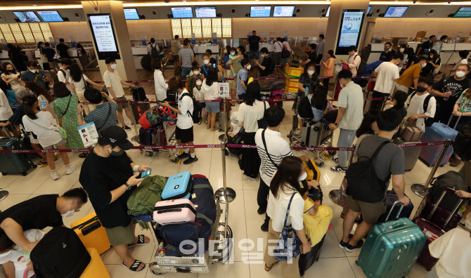 [포토]김포공항 국내선, 떠나는 시민들로 북적