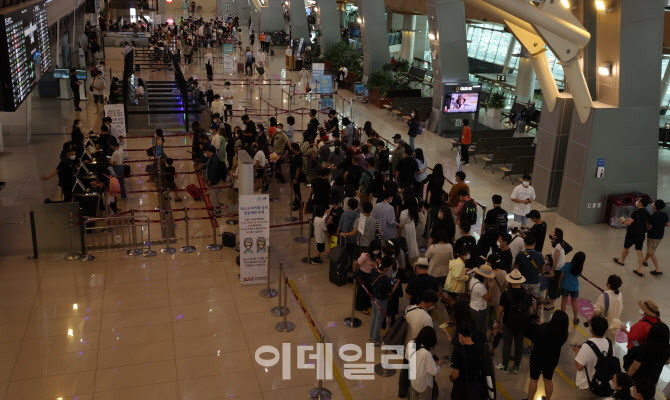 [포토]김포공항 국내선 통해 출국하는 시민들