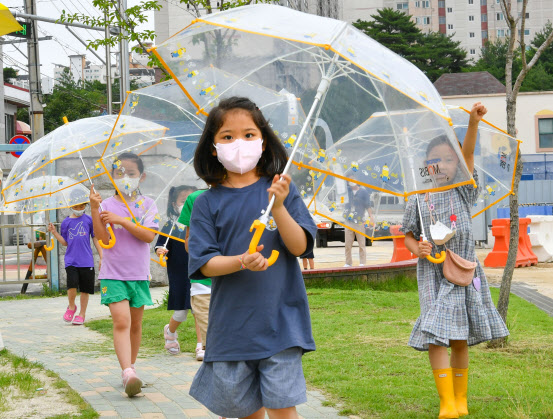 현대모비스, 어린이 교통 안전 위해 투명우산 10만개 배포